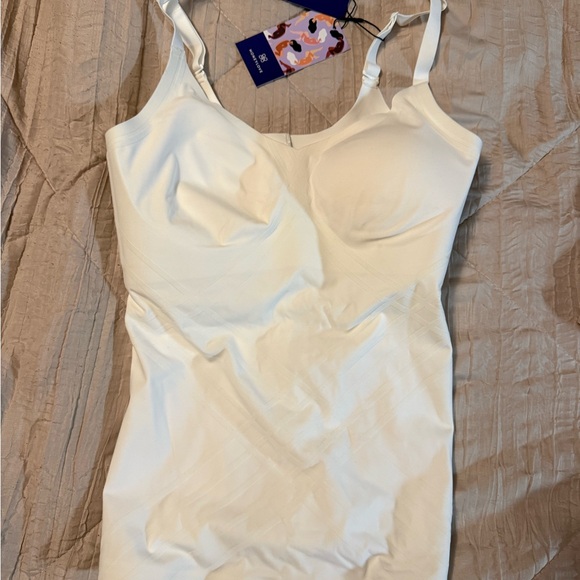 NWT Honeylove White Shapewear Cami, Padded, Medium. 3D Printed Velvet Support. - Picture 7 of 8